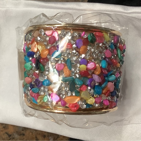 💥2/$24 or 3/$30💥 bracelet with inlaid rainbow colored crystals & beads NWT - Picture 9 of 10